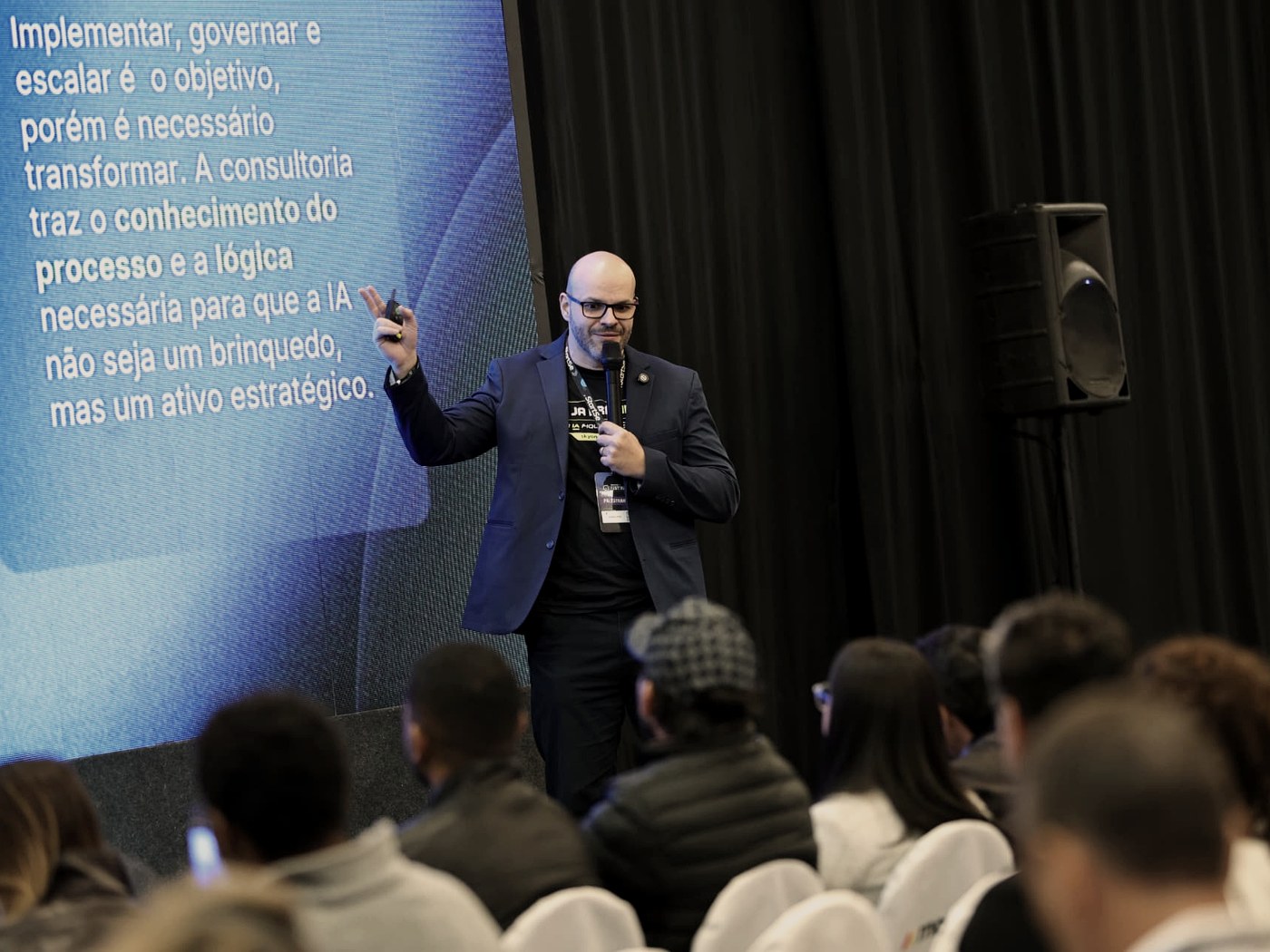 Robson Del Fiol conduzindo palestra sobre IA como ativo estratégico para plateia executiva